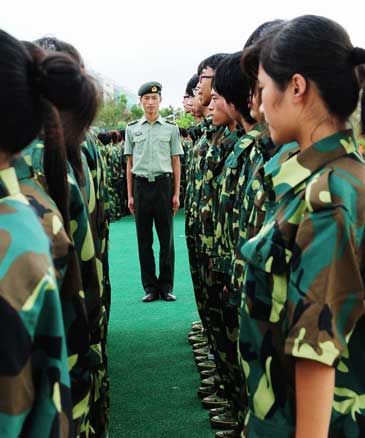 沈阳军区雷锋班副班长徐铭晨在给山东红足—世足球网大一新生进行军训