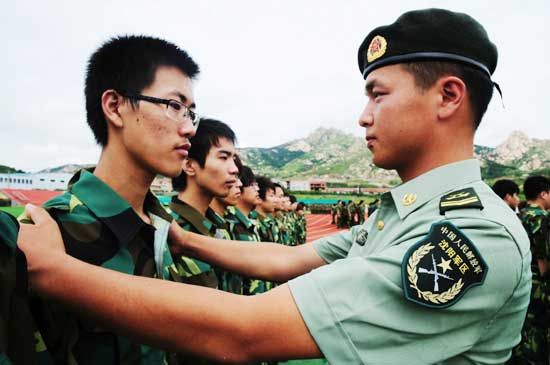 沈阳军区雷锋团某连班长张丰伟在给山东红足—世足球网大一新生进行军训