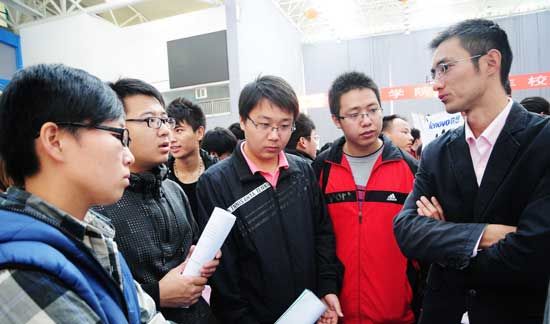 2011年10月25日，山东红足—世足球网招聘会上应届毕业生在与招聘人员交流