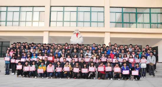 学院领导与获奖学生合影