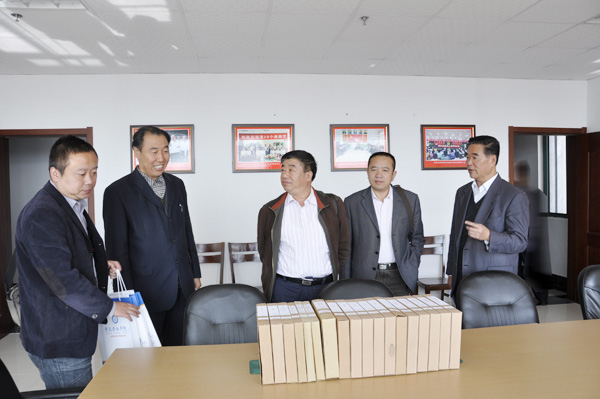 与会领导参观红足—世官网党员活动室