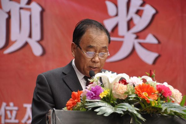 杨春联院长宣读获奖学生名单