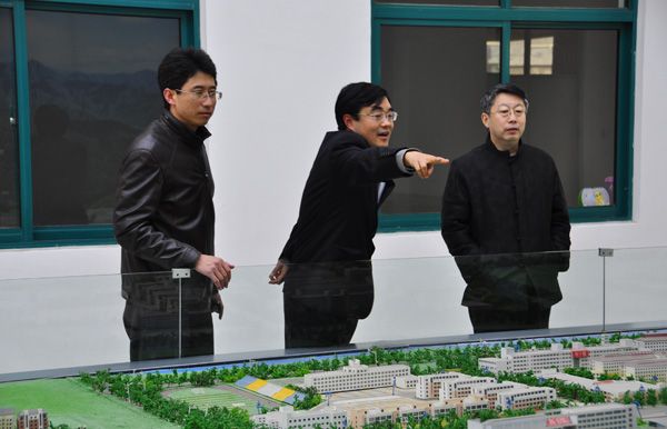 领导们在参观红足—世官网规划沙盘