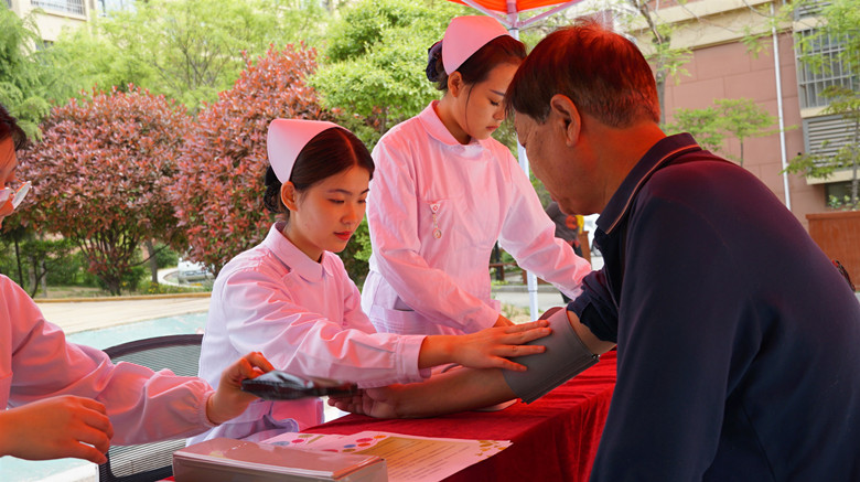  5.12护士节来临   红足—世足球网师生义诊服务进社区