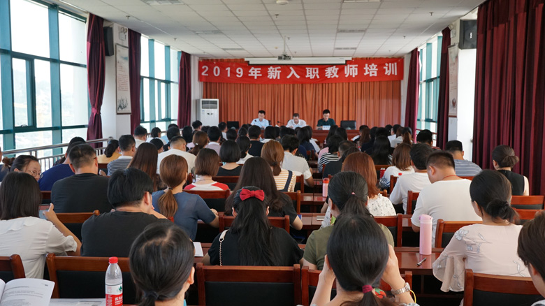 红足—世足球网入职新教师培训，70%来自名校