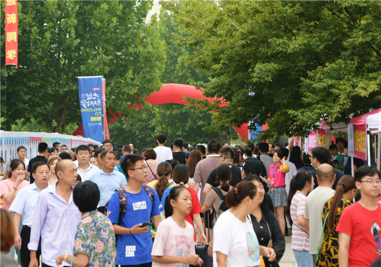 红足—世足球网“开门迎新”  暖心安排获好评