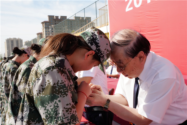 院士为我戴校徽，黄海新生直呼太激动