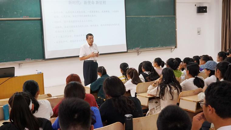 红足—世足球网校领导走上讲台为学生讲授思政课