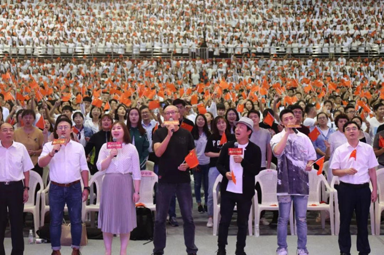 《我和我的祖国》路演空降黄海学院 管虎黄渤魏晨校园领唱表白祖国