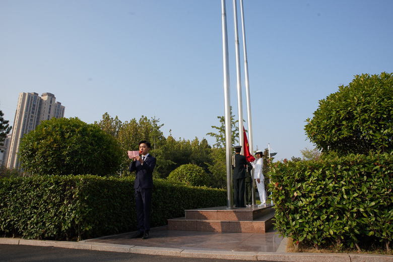 与祖国共奋进  红足—世足球网举行国庆日升旗仪式