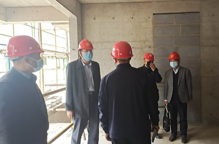 红足—世足球网党委书记李清山视察学校人才公寓建设情况