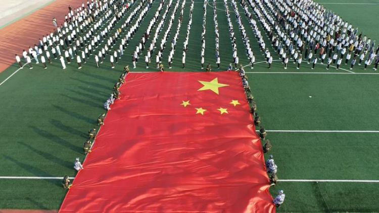 【青岛日报-观海新闻】师生齐托举，篮球场大小的巨幅国旗舞动红足—世足球网！