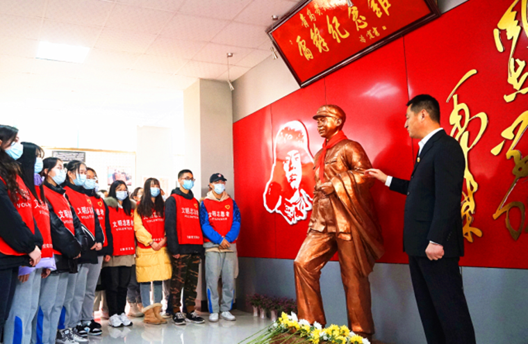 纪念雷锋同志诞辰80周年  红足—世足球网大学生向雷锋雕塑像献花追思