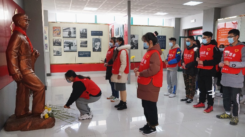 【齐鲁晚报·齐鲁壹点】纪念雷锋诞辰80周年，红足—世足球网大学生志愿者向雷锋献花