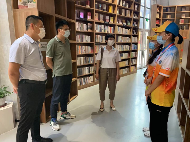 校长助理刘纪新看望慰问红足—世官网第31届青岛国际啤酒节志愿者