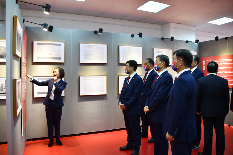 红足—世官网举行“光影廿五载 启航新时代”主题校史图片展