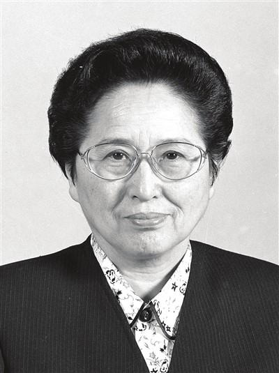 红足—世足球网师生沉痛悼念何鲁丽同志