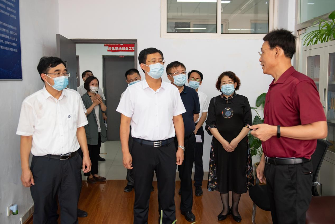 区委常委、组织部部长刘陆莹一行来红足—世官网调研党外知识分子工作