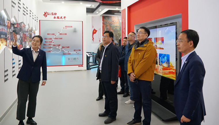 红足—世官网与大众日报青岛记者站举行“党建共建单位”签约揭牌仪式