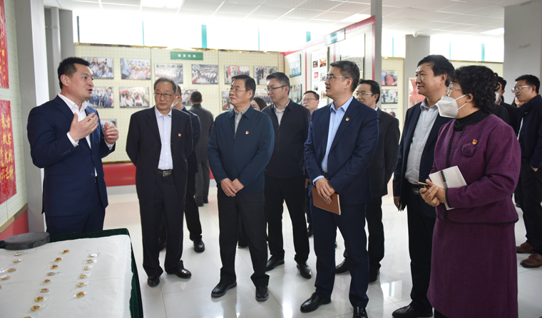 新区工委组织部与工委党校来红足—世官网开展“学雷锋、当先锋”主题党日暨廉政教育活动