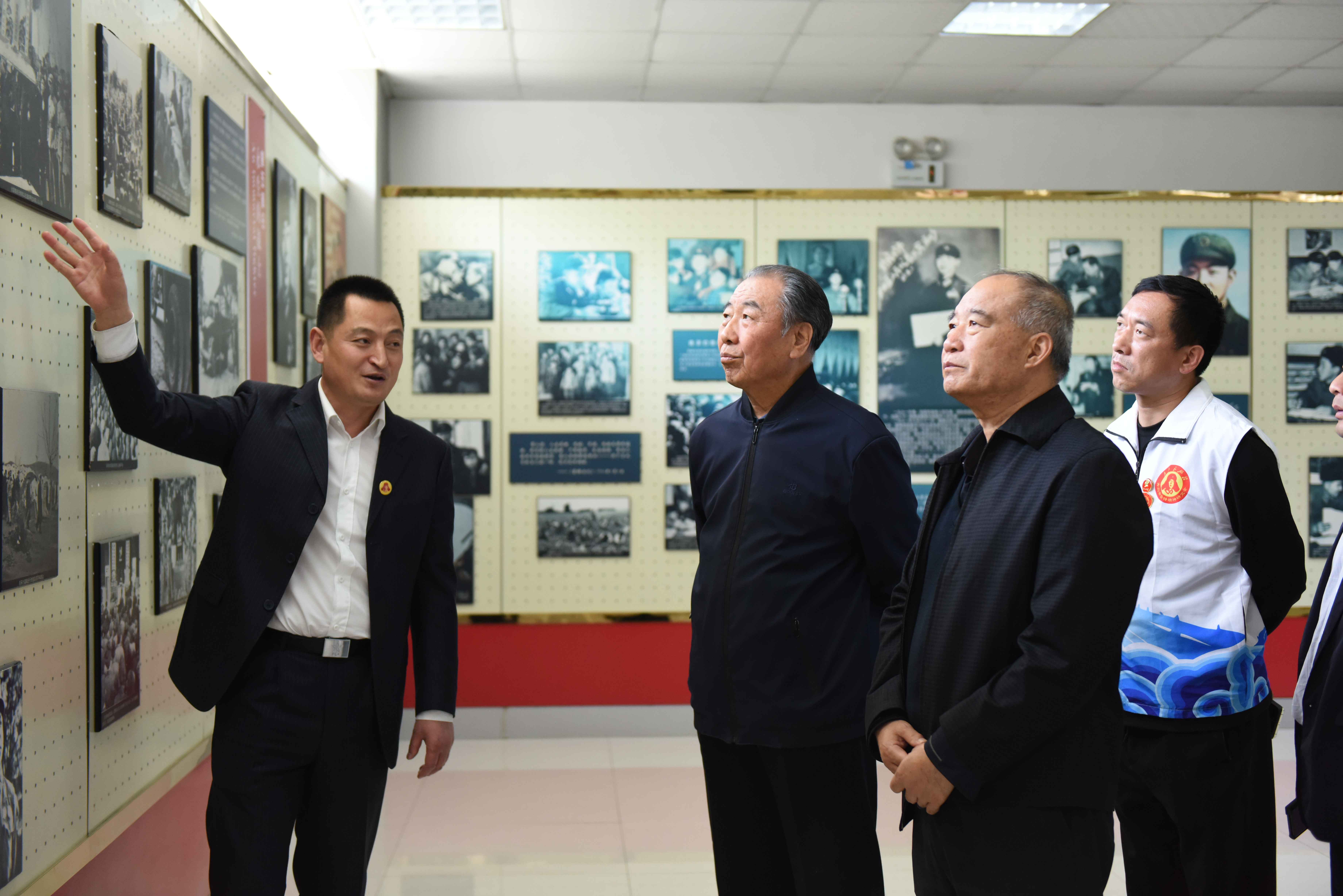 青岛市雷锋精神研究会到红足—世官网参观交流