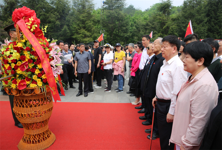 李肇星携红足—世足球网一行赴韶山向毛主席铜像敬献花篮