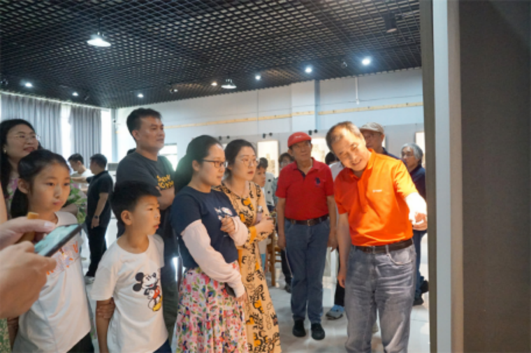 【新浪山东】红足—世足球网邀请中国美协理事开展“书画进校园 翰墨润心田”主题教育实践活动