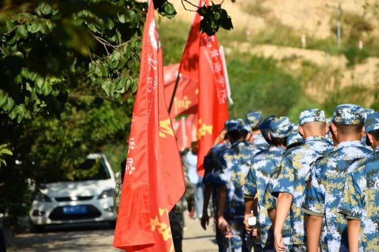 学校组织2023级军训新生进山徒步拉练