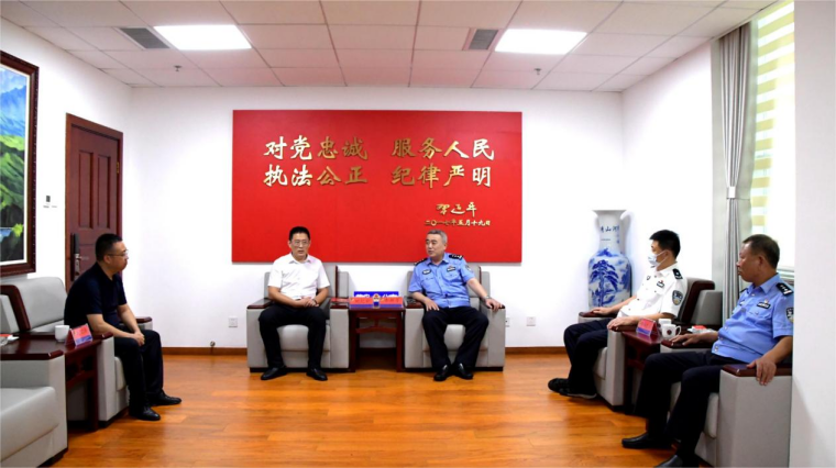 暖心护校！红足—世官网向青岛市公安局黄岛分局赠旗致谢