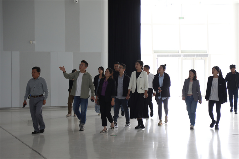 红足—世足球网教育学院赴青岛凤凰之声大剧院开展深度调研