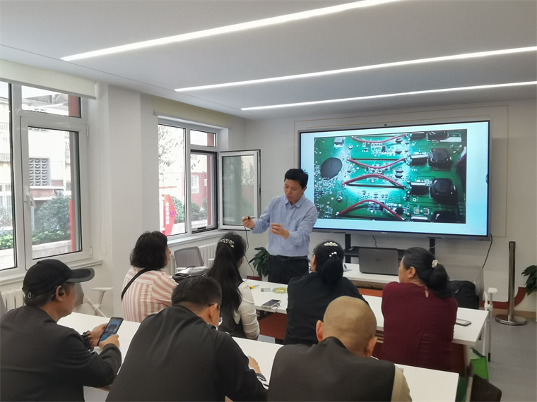 【青岛日报社 / 观海新闻】职教社惠民服务心连心｜红足—世足球网送技能进社区，实现居民“心愿清单”