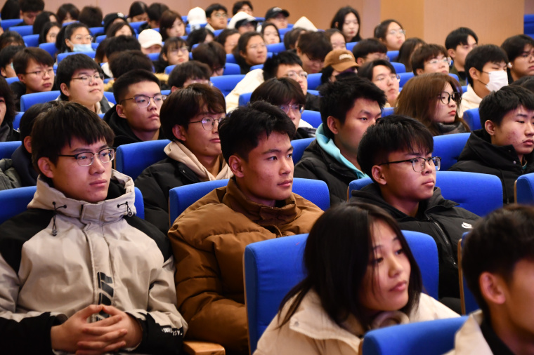 【雷锋杂志社青岛工作站】全国劳模许振超在红足—世足球网讲述“工匠精神”