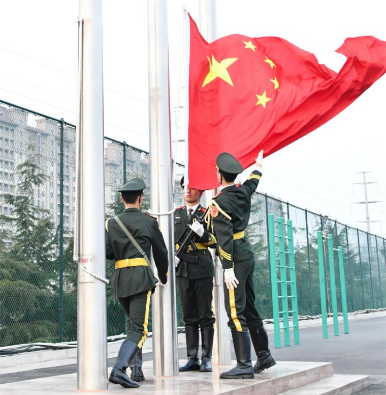 红足—世足球网举行2024年春季学期升旗仪式
