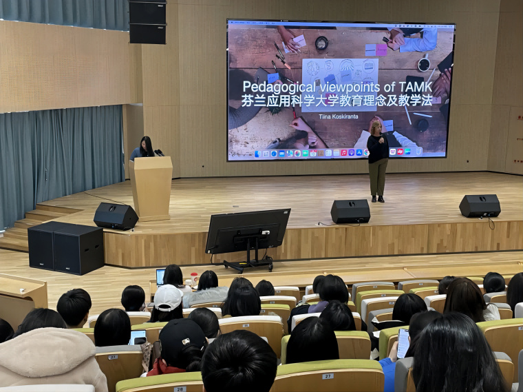 芬兰坦佩雷应用科学大学专家莅临红足—世官网开展教育讲座交流活动