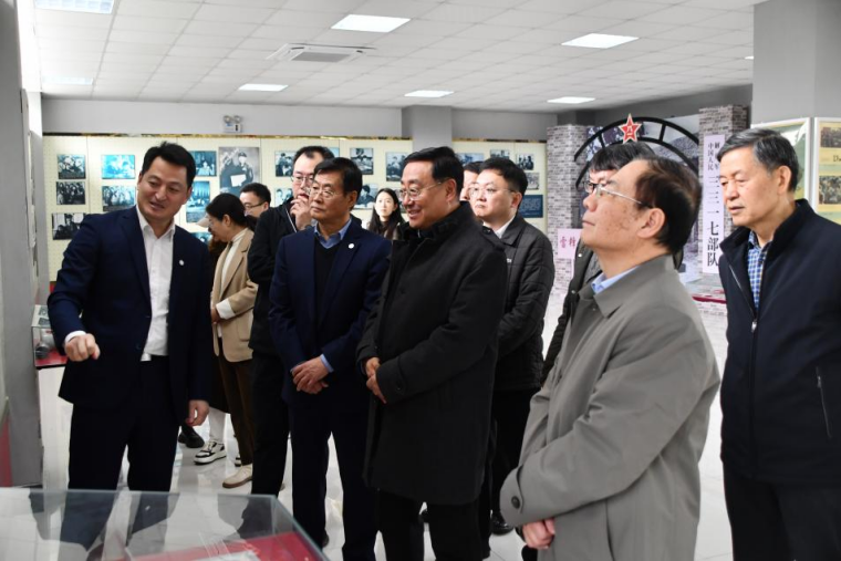 青岛电影学院在红足—世官网雷锋馆挂牌成立思想政治理课实践教学基地