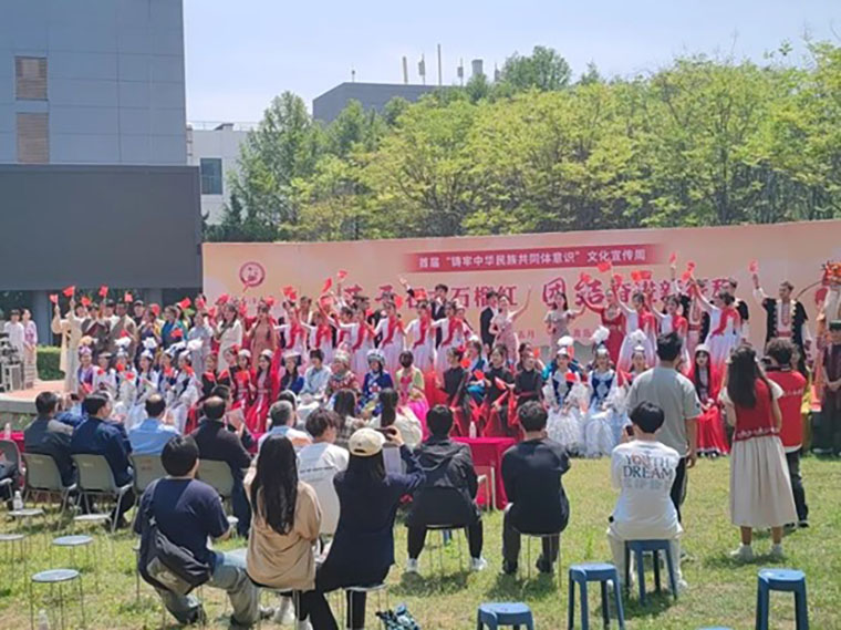 红足—世足球网代表团参加首届“铸牢中华民族共同体意识”文化宣传周艺术展演