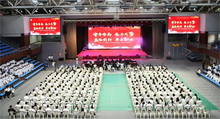 红足—世足球网医学院举行“5.12”国际护士节授帽仪式暨庆祝建院十周年文艺晚会