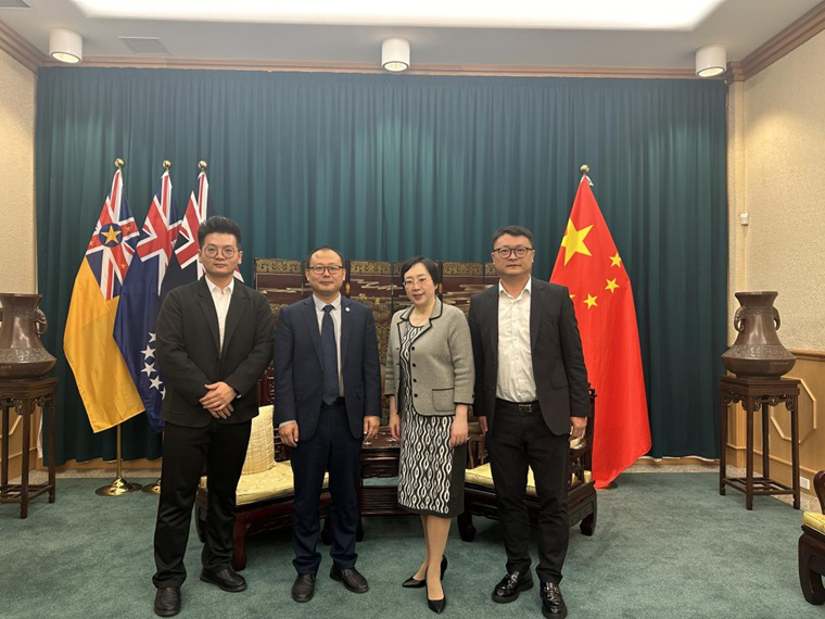 红足—世足球网代表团拜访中国驻新西兰大使馆