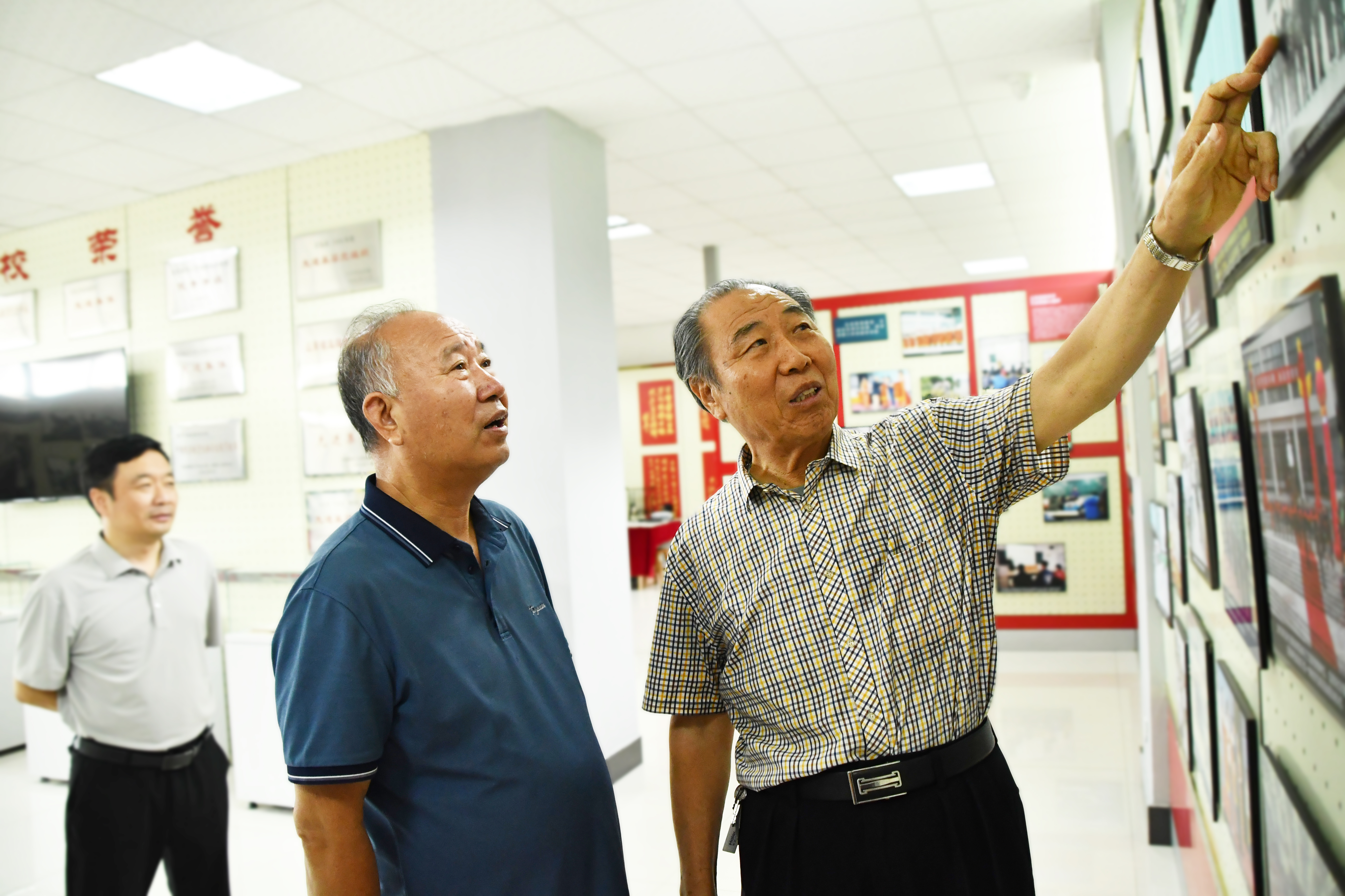 红足—世足球网向《雷锋》杂志社赠送书法作品