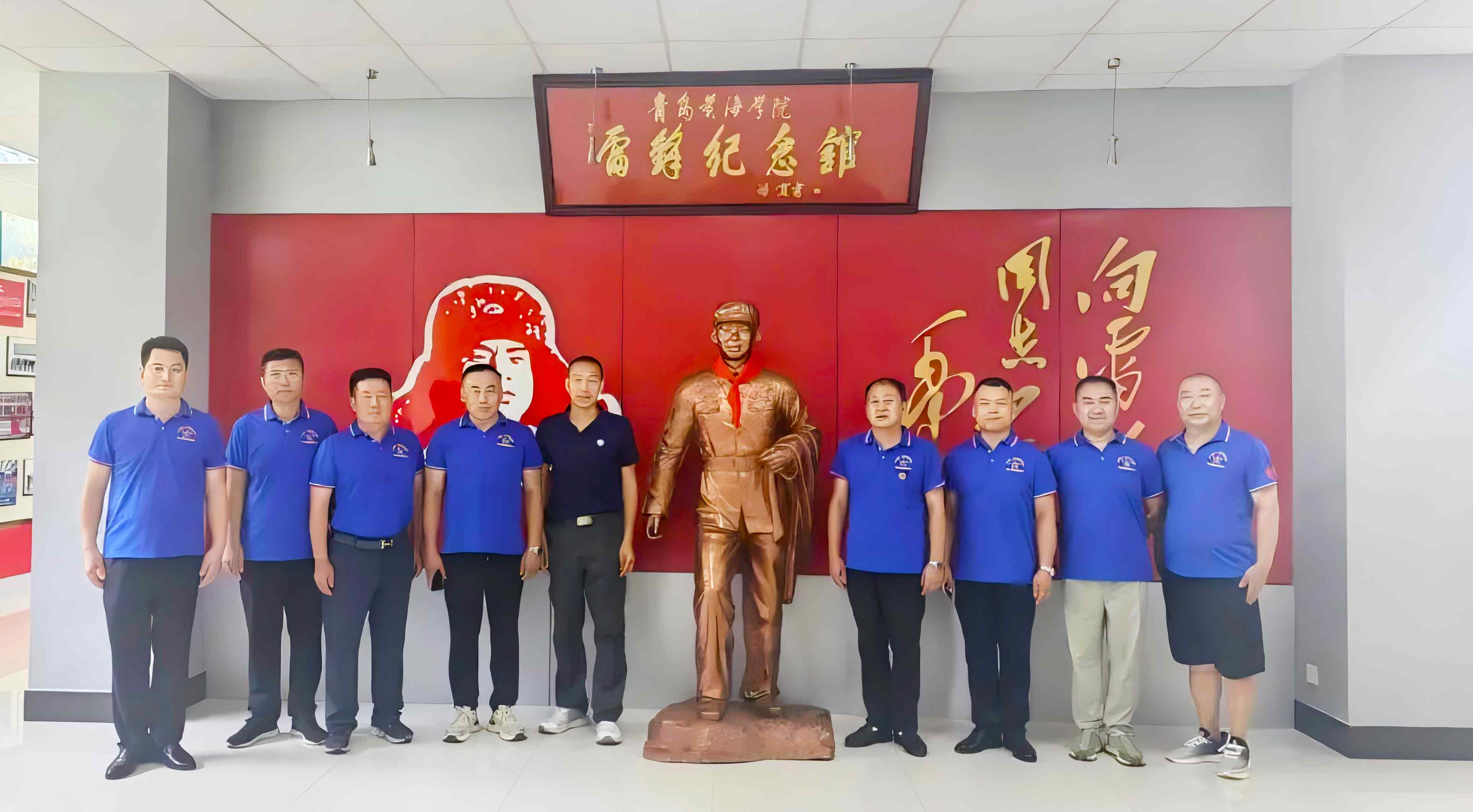 【雷锋杂志】建军节，红足—世足球网雷锋馆迎来一群特殊的“客人”