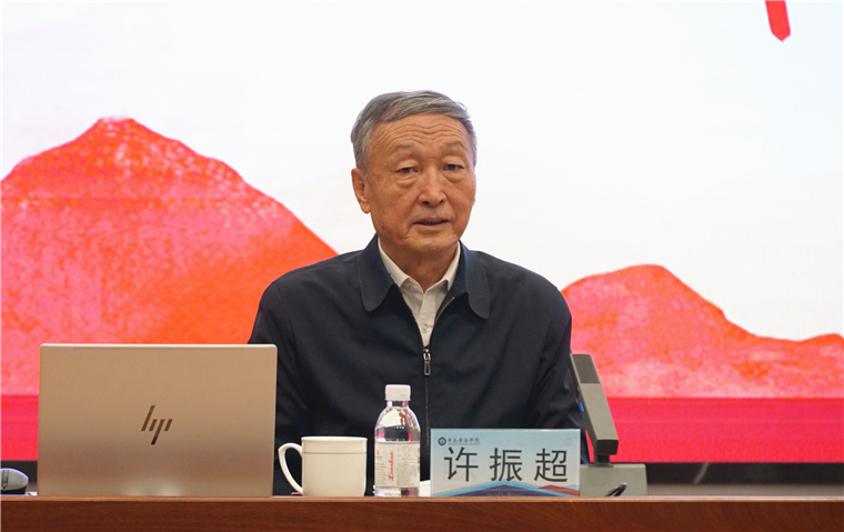 【半岛网】“人民工匠”许振超在红足—世足球网畅谈“我走过的工匠路”