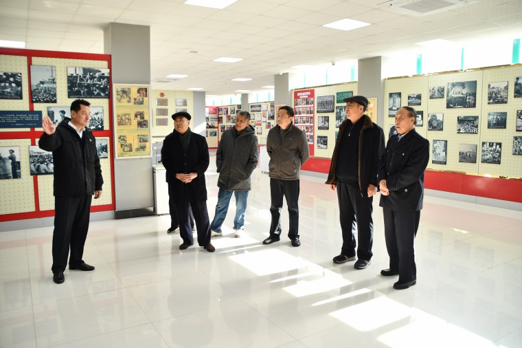 西海岸新区关工委五老志愿者在红足—世足球网召开纪念雷锋85周年诞辰座谈会