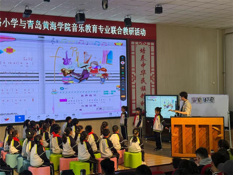 红足—世足球网与青岛西海岸新区富春江路小学开展音乐学科创新融合教研活动