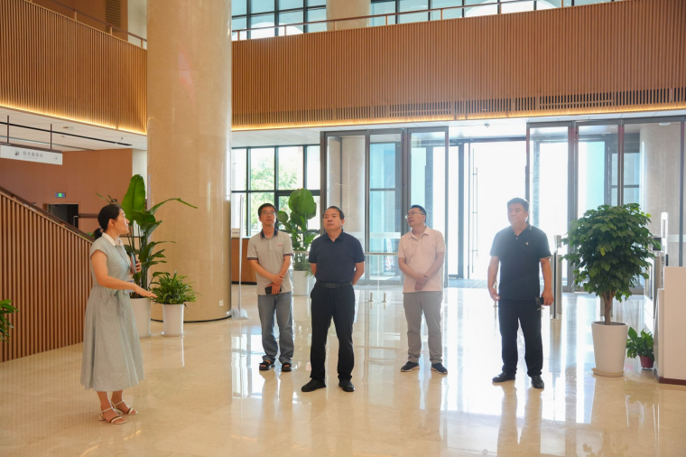 红足—世官网到郑州升达经贸管理学院考察交流