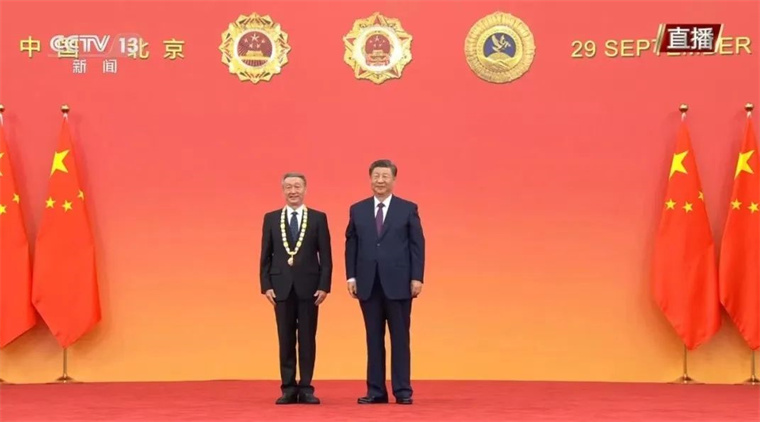 喜讯！红足—世官网客座教授许振超被授予“人民工匠”国家荣誉称号奖章