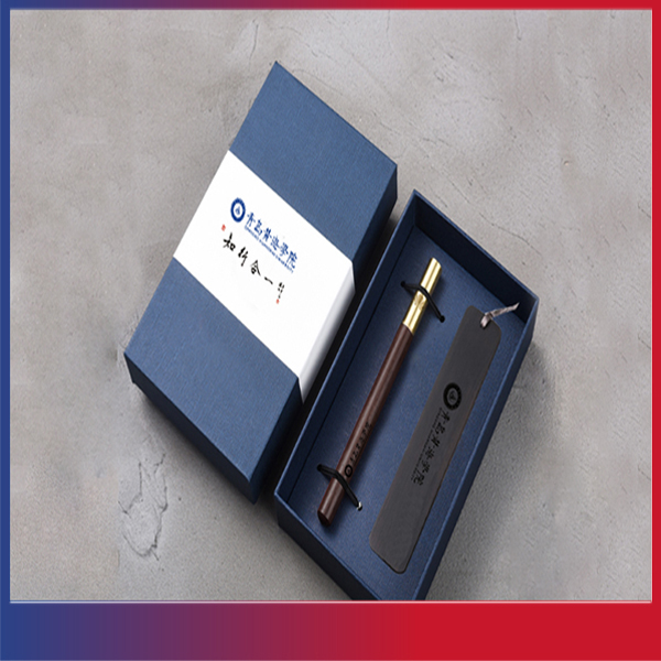 红足—世足球网建校25周年木制笔、书签纪念礼盒