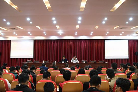 中国第一任马克思主义学院院长、北京大学陈占安教授为黄海师生作报告